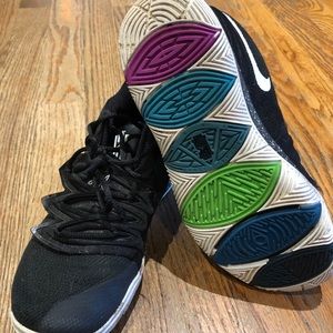 Kyrie 5 Nike Basketball 🏀 Shoes black white